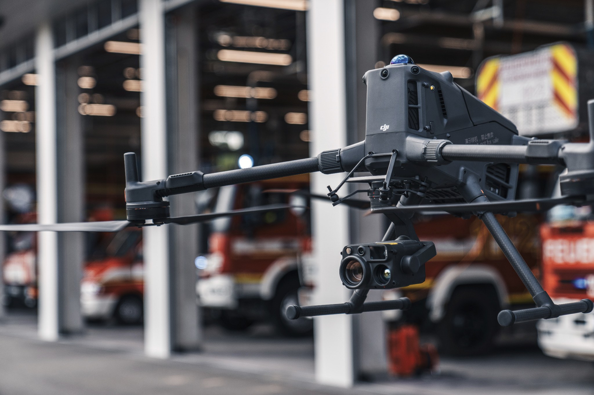 DJI M400 vor Feuerwehr